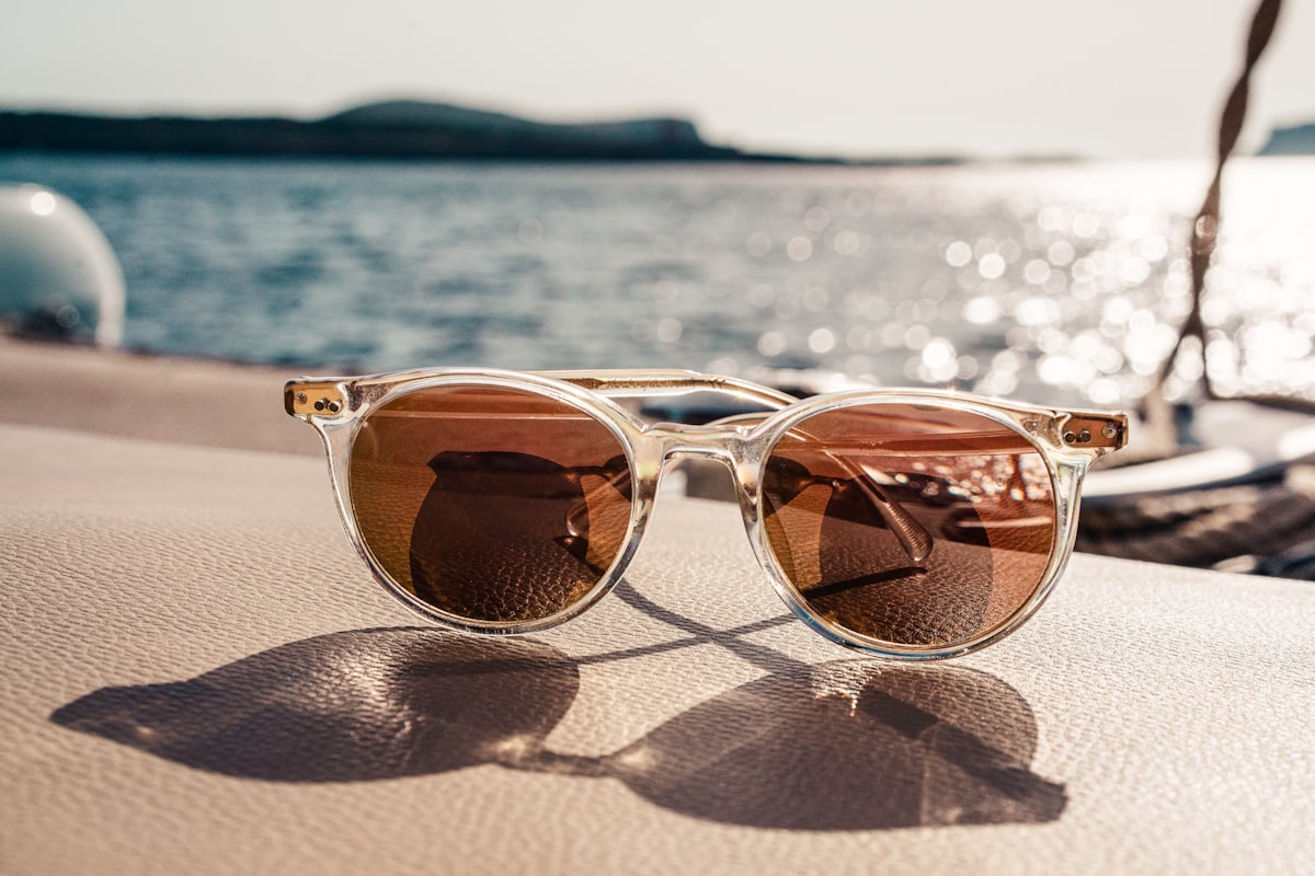 Intérieur de la boutique Optico avec présentoir lunettes